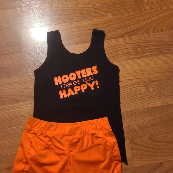 Hooter's uniform top small and shorts xs St Louis , Missouri - Picture 11 of 11
